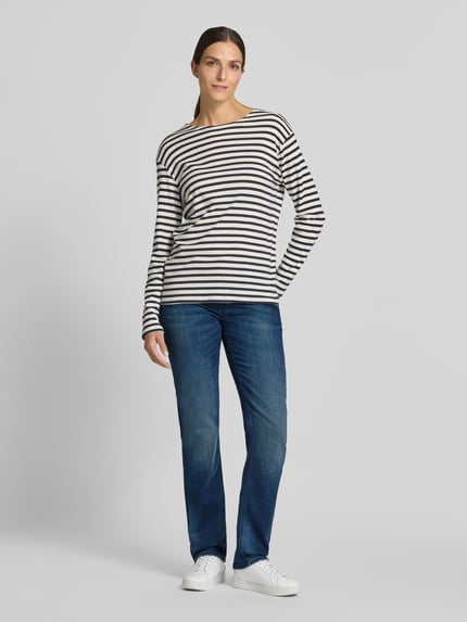 Frauenmodel trägt blaue Straight Fit Jeans aus Baumwoll-Mix Modell 'AMELIE' von GANG, dezente Waschung, Damen Wide & Loose Fit Jeans, Ganzkörperansicht von vorne.