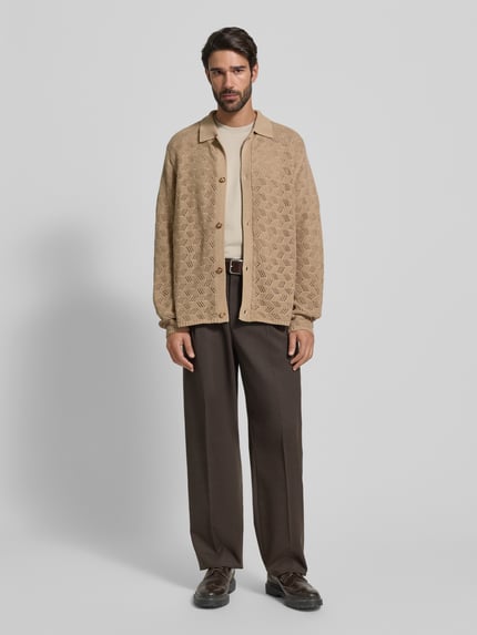 Männermodel draagt Cardigan met platte kraag en knoopsluiting Model 'Eloi' van Les Deux, puur katoen, regular fit, ruglengte maat M 75 cm, mouwlengte maat M 79 cm, voorkant, full-body view.
