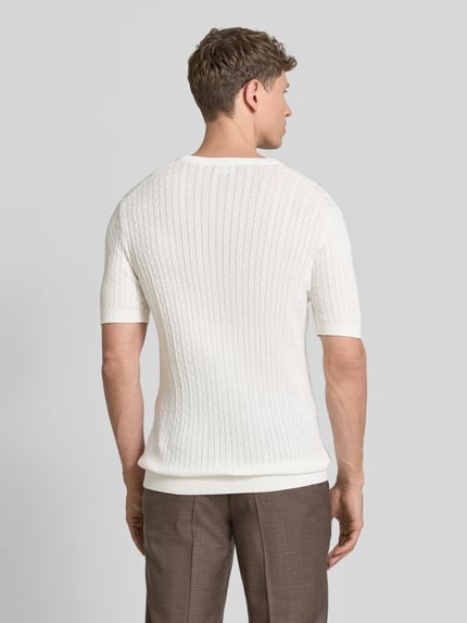 Männermodel trägt Regular Fit T-Shirt aus reiner Baumwolle Modell 'ADRIAN-TC' von Strellson, Strickoptik, Zopfmuster, Rückansicht.