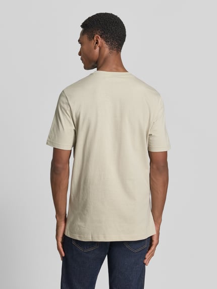 Męski model nosi Regular Fit T-Shirt aus reiner Baumwolle Modell 'TE_LOGO' von BOSS Orange, efekt: jednolity kolor, krój regular fit, okrągły dekolt, krótki rękaw, czysta bawełna, całkowity widok z tyłu.