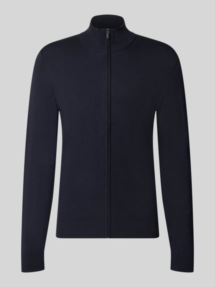 Produktfoto, Slim Fit Strickjacke aus Viskose-Mix mit Stehkragen von MCNEAL in Dunkelblau, glatte Oberfläche, elastische Abschlüsse, Vorderansicht.