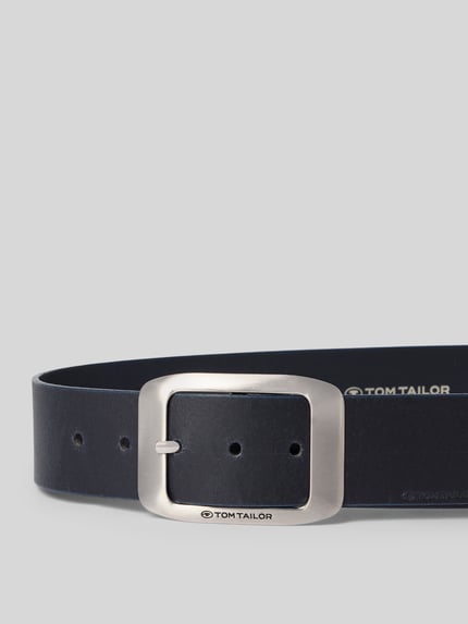 Produktfoto, Ledergürtel aus echtem Leder in klassischer Form von Tom Tailor, Optik: Unifarben, Dornschließe, Label-Prägung, Glattleder, Länge 101 cm bei Größe 90, Material: echtes Leder.