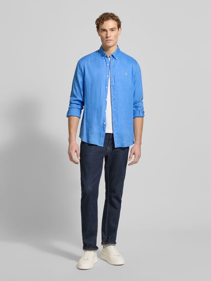 Mannelijk model draagt Freizeithemd aus reinem Leinen van Polo Ralph Lauren in regular fit, helderblauw en textuur van linnen, geheel vooraanzicht.