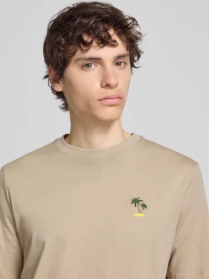Männermodel trägt Herren T-Shirt mit Stitching Modell 'KAAN' von Blend in Beige, Reine Baumwolle, Rundhalsausschnitt, Regular-Fit, Nahaufnahme Oberkörper.
