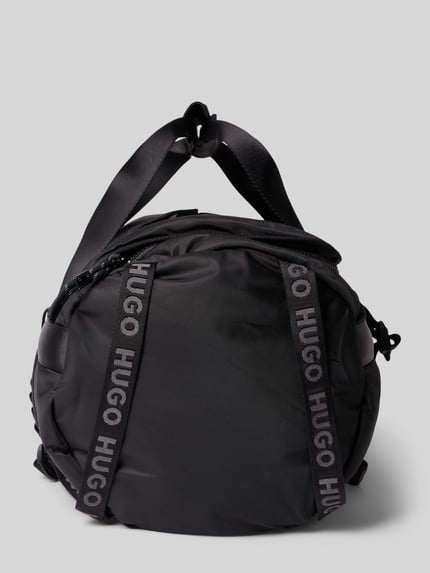 Produktfoto, czarna torba z okrągłym kształtem, gładka faktura, szerokie logo na paskach, Produkt: Tasche aus echtem Leder mit Logo-Detail Modell 'Nuvola' von FURLA, Główna przegroda z zamkiem błyskawicznym, regulowany pasek na ramię, detal z logo, Szerokość w rozmiarze 1: 29 cm, Długość w rozmiarze 1: 39 cm, Głębokość w rozmiarze 1: 16 cm, Długość paska na ramię w rozmiarze 1: 75 cm