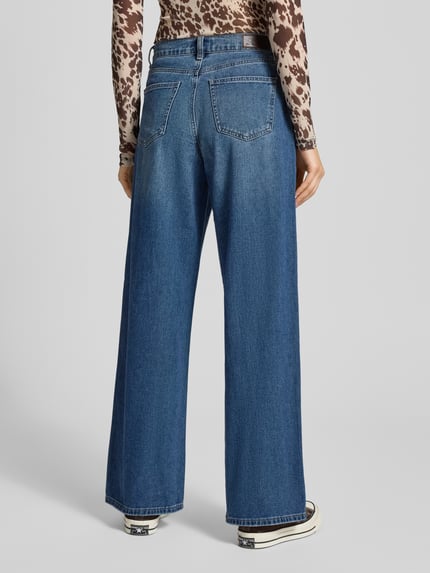 Frauenmodel trägt Wide Leg Jeans aus reiner Baumwolle Modell 'HOPE' von Only, blaue Denim-Struktur, Label-Patch, 5-Pocket-Design, Ganzkörperansicht Rückansicht.