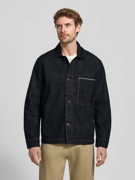Männermodel trägt Regular Fit Freizeithemd aus reiner Baumwolle Modell 'JOE SELVEDGE' von Selected, dunkles Material, sichtbare Nähte, Herren Freizeithemd, Ganzkörperansicht von vorne.
