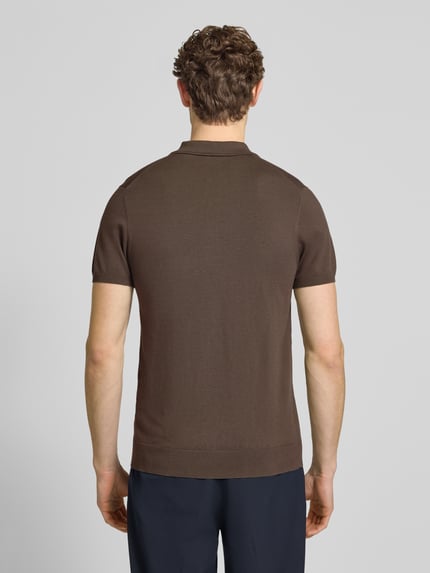 Mężczyznamodel nosi Slim Fit Poloshirt mit Knopfleiste von Profuomo, mieszanka lyocellu z mieszanką jedwabiu, kołnierzyk polo, krój slim fit, listwa guzikowa, długość tyłu w rozmiarze M: 69 cm, brązowa koszulka polo, gładka tekstura, pełna sylwetka, widok od tyłu