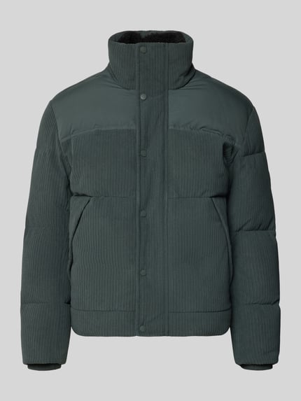 Productfoto, donkergroene gewatteerde jas met corduroystructuur en label Regular Fit Steppjacke mit Label-Patch Modell 'Ocord' van BOSS Orange, heren steppjacke
