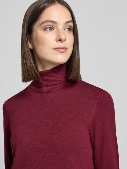 Frauenmodel trägt Regular Fit Rollkragenpullover aus Viskosemix von BETTY BARCLAY in Bordeaux, unifarben, Strickoptik, Nahaufnahme Oberkörper.