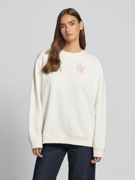 Modelka kobieca nosi białą bluzę Relaxed Fit Sweatshirt aus reiner Baumwolle Modell 'CLASSIC CREW_9' od HUGO, damska bluza, gładka faktura, widok całej sylwetki z przodu.