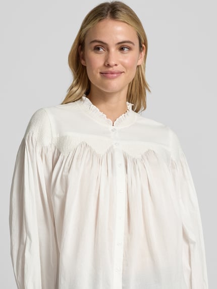 Frauenmodel trägt Regular Fit Bluse mit Stehkragen Modell 'TONIA' von ba&sh, reine Baumwolle, Weiß, Knopfleiste, Nahaufnahme Oberkörper.