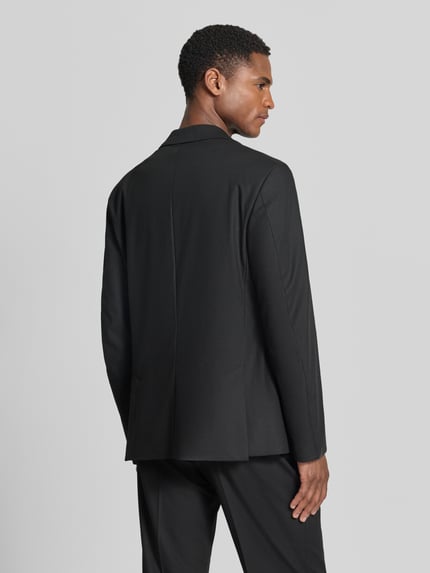 Männermodel trägt Sakko mit Reverskragen und Brustleistentasche Modell 'CATORY' von Drykorn in Schwarz, Material-Mix mit Viskose-Anteil, Regular-Fit, Ganzkörperansicht Rückansicht. Rückenlänge 72 cm, Schulterbreite 50 cm, Ärmellänge 66 cm bei Größe 50.