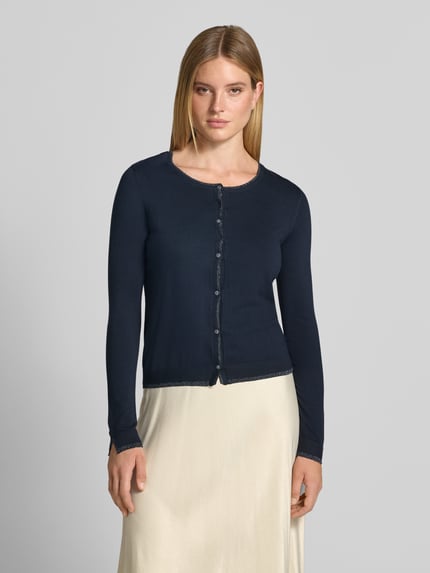 Frauenmodel trägt Slim Fit Cardigan aus Viskose-Mix Modell 'MAGLIA APERTA' von Liu Jo White in Dunkelblau, durchgängige Knopfleiste, glatte Textur, Kontext: Damen Cardigan, Rückenlänge 53 cm, Ärmellänge 61 cm, Ganzkörperansicht von vorne.