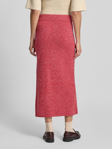 Frauenmodel trägt Strickrock aus Wolle in Two-Tone-Machart von Christian Berg Woman, gerader Schnitt, Midirock, Rückansicht, Ganzkörperansicht.