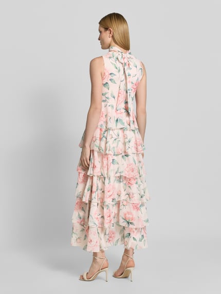 Modelka kobieca nosi tailliertes Freizeitkleid mit Volants Modell 'FELICIA' od Vero Moda, kwiatowy wzór, wielokolorowy, szyfon, krój dopasowany, midi, tył, widok całej sylwetki