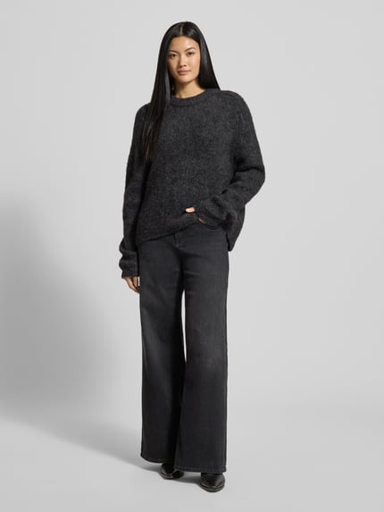 Vrouwenmodel draagt Strickpullover mit gerippten Abschlüssen van Smith and Soul, antraciet, losse pasvorm, textuurmix, voorkant volledig zichtbaar, Ganzkörperansicht von vorne.