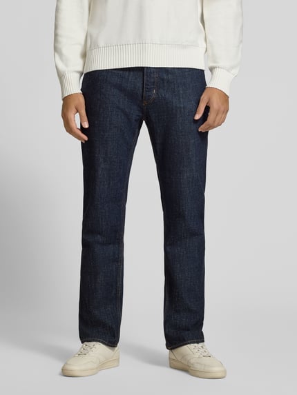 Männermodel trägt Straight Fit Jeans aus reiner Baumwolle Modell 'Jonah' von HUGO Blue, dunkles Blau, robuste Textur, Ganzkörperansicht von vorne.
