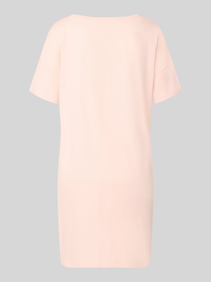 Frauenmodel trägt Comfort Fit Pyjama aus Baumwoll-Viskose-Mix Modell 'Perfect Nights Nachthemd' von s.Oliver RED LABEL in zartem Rosa, glatte Oberfläche, Ganzkörperansicht Rückansicht. Damen Nachthemd von s.Oliver RED LABEL.