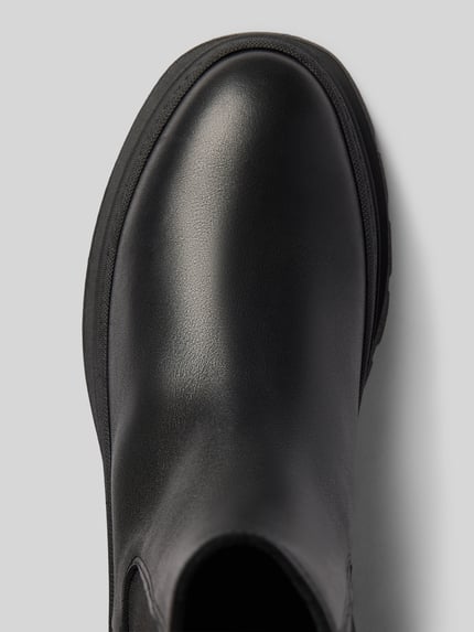 Produktfoto, Stiefel aus echtem Leder mit Logo-Detail von Copenhagen, schwarze Farbe, abgerundete Passform, strukturierte Sohle, Nahaufnahme Obermaterial