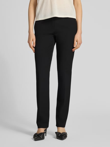 Vrouwenmodel draagt Hose mit Bügelfalten und Gesäßtasche van Christian Berg Woman Selection in zwart, materiaalmix met viscose, regular fit, persplooien, achterzak, bandwijdte maat 36: 42 cm, binnenbeenlengte maat 36: 80 cm. Ganzkörperansicht van voren.