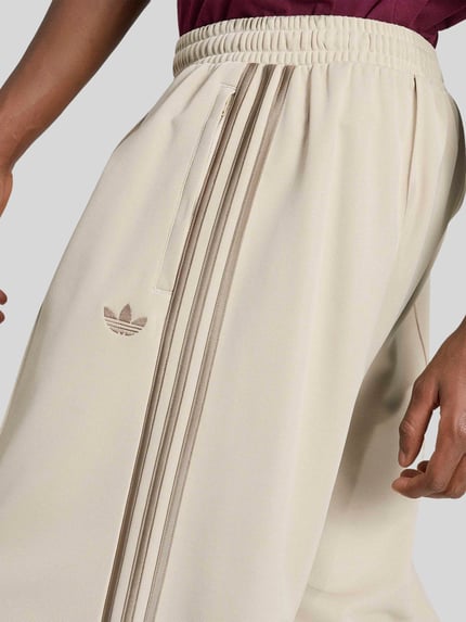 adidas Originals Spodnie dresowe o kroju loose fit z mieszanka bawełny z kantami Piaskowy 3