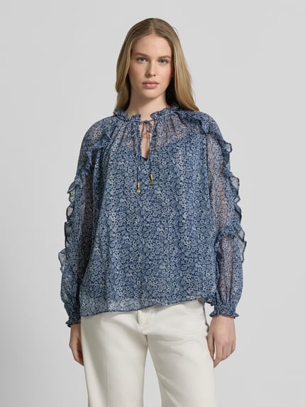 Vrouwenmodel draagt Blusenshirt mit Rüschen und Serafino-Kragen van MICHAEL Michael Kors, recht model, semi-transparant, Serafino-kraag met vetersluiting, ruches, elastische mouwboorden, ondoorzichtige top, ruglengte 60 cm, mouwlengte 60 cm, blauw bloemenpatroon, Ganzkörperaanzicht van voren.