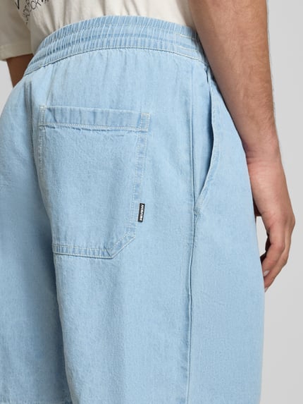 Männermodel trägt Shorts mit elastischem Bund von REVIEW aus hellblauer Baumwolle, Regular Fit, Nahaufnahme Rückansicht.