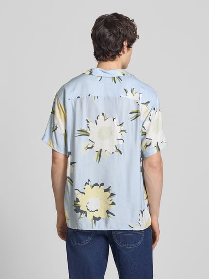 Männermodel trägt Regular Fit Freizeithemd im Allover-Look Modell 'TAVIRA MARSHALL' von Jack & Jones, hellblau, Viskose-Mix, Ganzkörperansicht Rückansicht