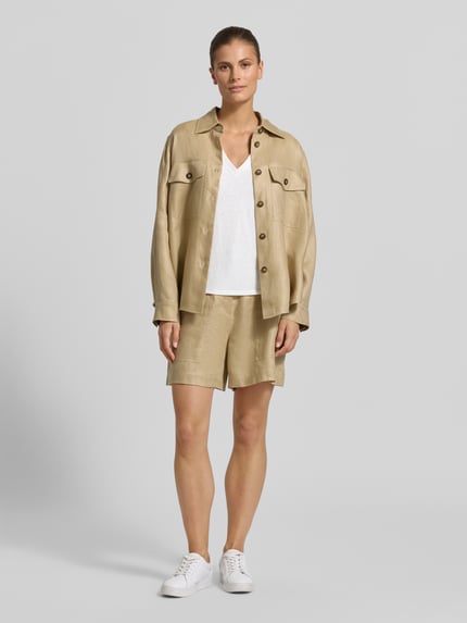 Frauenmodel trägt Regular Fit T-Shirt aus Leinen-Mix Modell 'OPZIONE' von Weekend Max Mara, mehrfarbig gestreift mit Logo-Print, V-Ausschnitt, kurzarm, Feinstrick; Ganzkörperansicht von vorne.