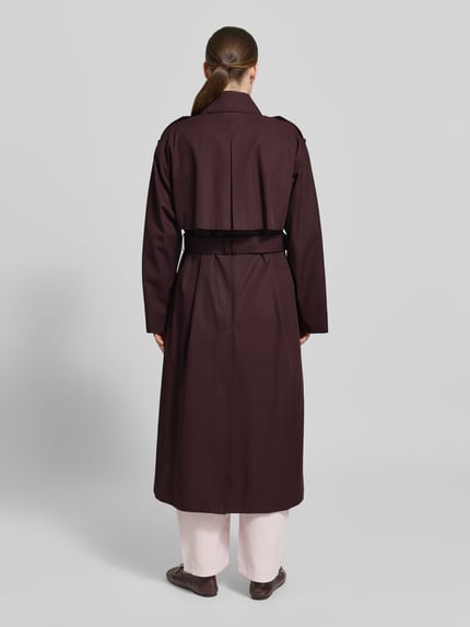 Frauenmodel trägt Oversized Trenchcoat aus reiner Baumwolle von Tommy Hilfiger, Optik: Unifarben, Passform: Oversized, Ganzkörperansicht Rückansicht.