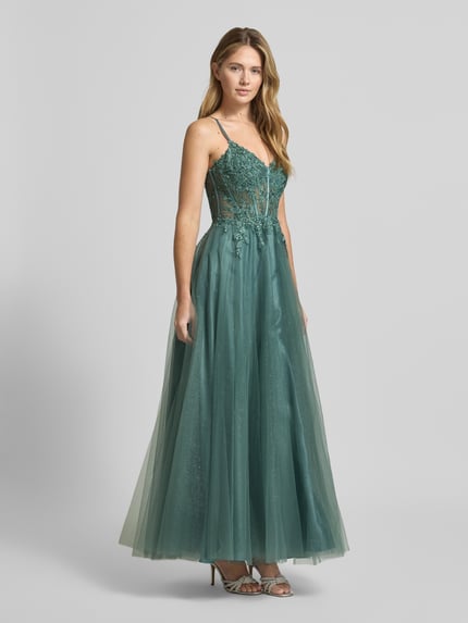 Frauenmodel trägt Regular Fit Abendkleid mit floralem Spitzenbesatz von Luxuar in grünem Glitzer-Mesh, A-Linie, semitransparent, Ganzkörperansicht von vorne.