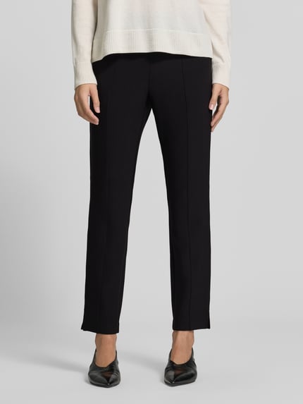 Frauenmodel trägt High Waist Stoffhose mit Bügelfalte Modell 'Elvina' von OPUS, unifarben, Webware, seitliche Eingrifftaschen, Nahaufnahme Oberkörper.