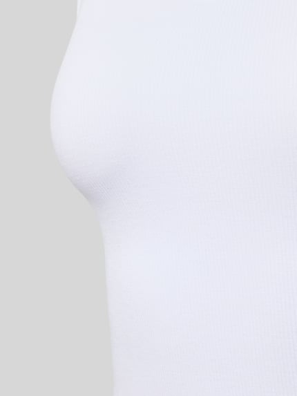 Vrouwenmodel draagt Slim Fit Tank Top aus Modal-Mix im 2er-Pack van Marc O'Polo, look: effen, pasvorm: slim fit, logodetail, u-hals, model met bandjes, materiaalmix: modalmix, jersey, materiaal: modalmix, detailopname bovenlichaam.