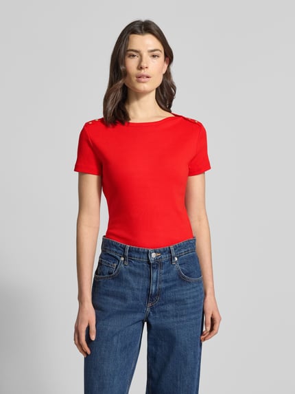 Vrouwenmodel draagt Slim Fit T-Shirt uit pure katoen van Tommy Hilfiger, effen rood, korte mouw, logo detail, boothals, webstructuur, vooraanzicht volledige lengte.