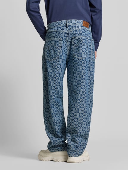 Männermodel trägt Relaxed Fit Jeans aus reiner Baumwolle von KENZO, blaues Allover-Muster, 5-Pocket-Design, Rückansicht, Ganzkörperansicht von hinten.