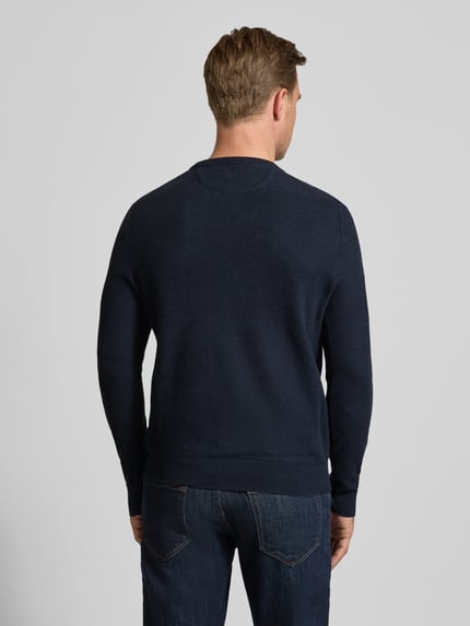 Männermodel trägt Strickpullover mit Label-Stitching von Polo Ralph Lauren in Dunkelblau, Regular Fit, Baumwolle, Ganzkörperansicht Rückansicht.