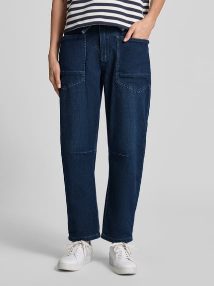 Frauenmodel trägt Barrel Jeans aus Baumwoll-Mix von Buena Vista, dunkles Blau, gerade Form, sichtbare Taschen, Damen Barrel Jeans, Ganzkörperansicht von vorne.