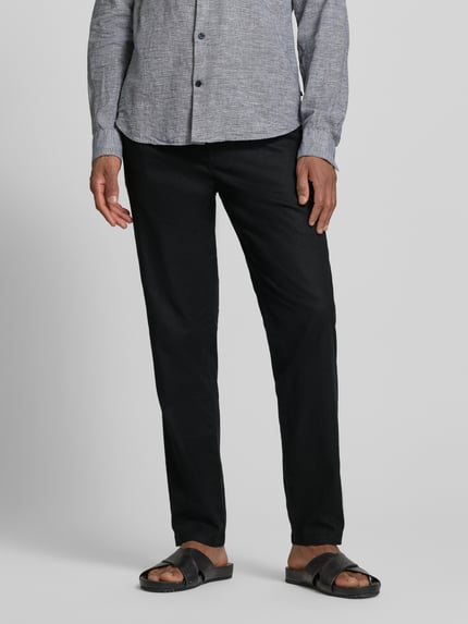 Männermodel trägt Straight Fit Leinenhose mit elastischem Bund Modell 'Barton' von Matinique in Schwarz, Baumwolle-Leinen-Mix, Nahaufnahme Unterkörper.
