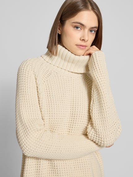 Frauenmodel trägt Regular Fit Rollkragenpullover aus Baumwoll-Mix von Marc O'Polo Denim in Unifarbe, Grobstrick, Nahaufnahme Oberkörper