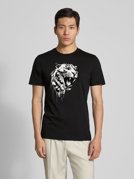 Mannenmodel draagt T-Shirt met Label-Detail van Antony Morato, zwarte katoen, regular fit, geribde ronde hals, vooraanzicht, bovenlichaam.