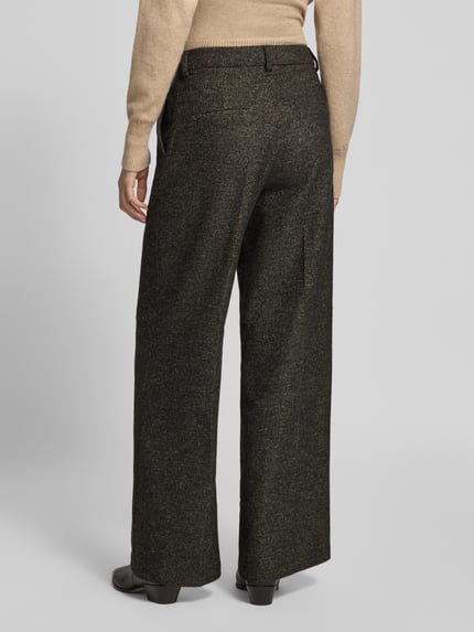 Frauenmodel trägt Cropped Wide Leg Hose aus Woll-Viskose-Mix von Rich & Royal, Mieszanka materiałów z dodatkiem wełny, Krój krótki, spodnie z szerokimi nogawkami, Kanty, Szerokość w rozmiarze S: 39 cm, Długość wewnętrzna nogawki w rozmiarze S: 81 cm, ciemny melanż, wyraźna tekstura, Ganzkörperansicht Rückansicht