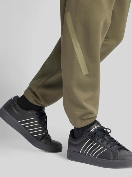 adidas Sportswear Relaxed Fit Sweathose aus Baumwoll-Mix  Oliv 3