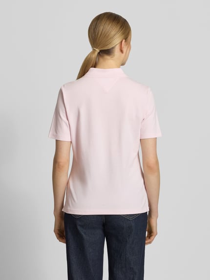 Frauenmodel trägt Regular Fit Poloshirts aus Baumwoll-Mix von Tommy Hilfiger, Optik: Unifarben, Materialverarbeitung: Piqué, Ganzkörperansicht Rückansicht.