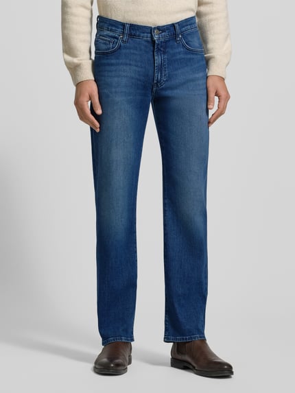 Männermodel draagt Jeans met steekzakken Model 'Clint' van Brax, katoenmix met stretch, regular fit, rechte pijpen, Ganzkörperansicht von voren.