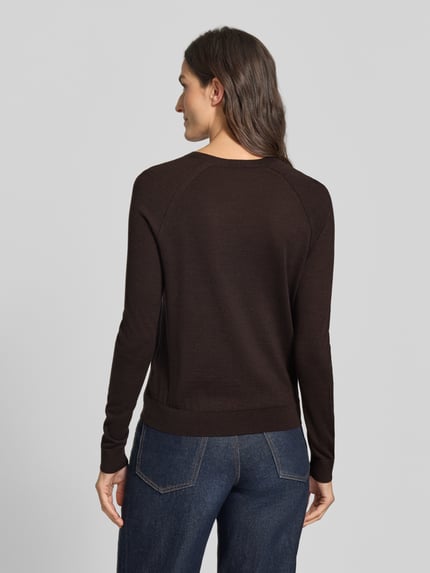 Frauenmodel trägt Cardigan aus Wolle mit Label-Detail von BOSS in Dunkelbraun, Strukturstrick, Regular Fit, Longline, Ganzkörperansicht Rückansicht.