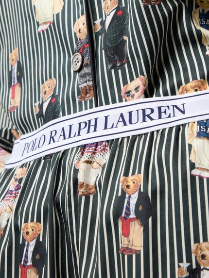 Frauenmodel trägt Regular Fit Pyjama aus reiner Baumwolle mit Polo-Bear Print von Polo Ralph Lauren, gestreifte Muster, Nahaufnahme Oberkörper, Damen Pyjama von Polo Ralph Lauren.