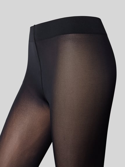 Frauenmodel trägt Strumpfhose mit transparentem Design Modell 'SEIDENGLATT' von FALKE, Unifarbenes-Design, Semitransparent, Nahaufnahme Oberkörper