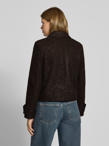 Vrouwenmodel draagt lange jas van ONLY Model 'ONLVALERIA' look: effen, regular fit, reverskraag, kort, 2-knoopsluiting, lange mouw, bouclé structuur, Materiaalverwerking: Bouclé, Ganzkörperansicht Rückansicht