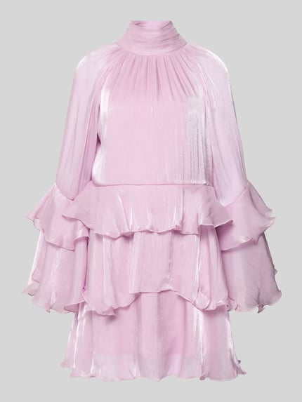 Produktfoto, Minikleid im Stufen-Look Modell 'Flowy frill' von Gina Tricot in Rosa mit Volants, Stehkragen, Rückenschnürung, glatter Textur.